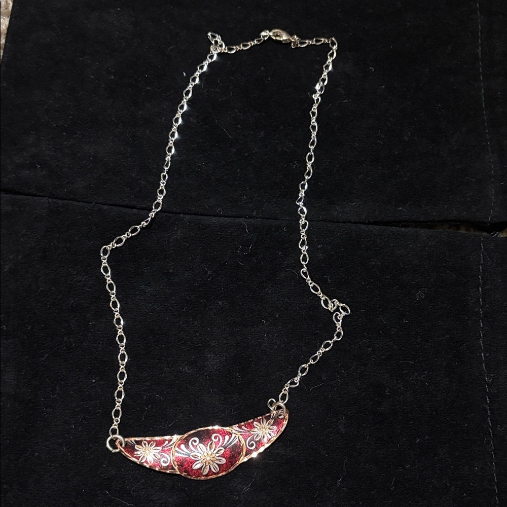Elegant Floral Pendant Silver Necklace